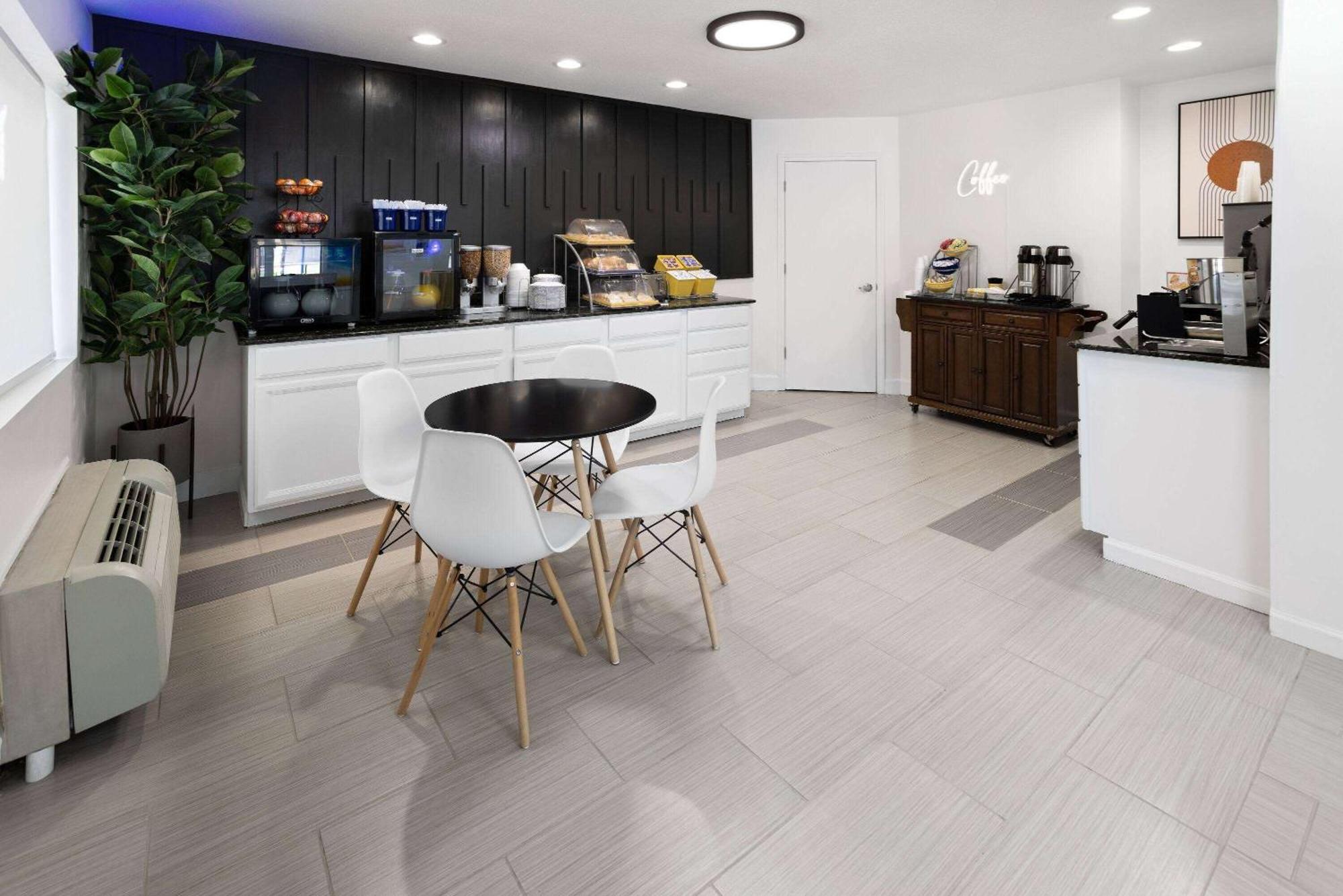 Days Inn By Wyndham Acworth Buitenkant foto